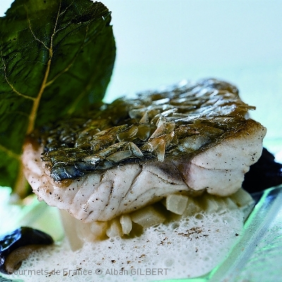 Recette bar en écailles grillées aux épices douces  